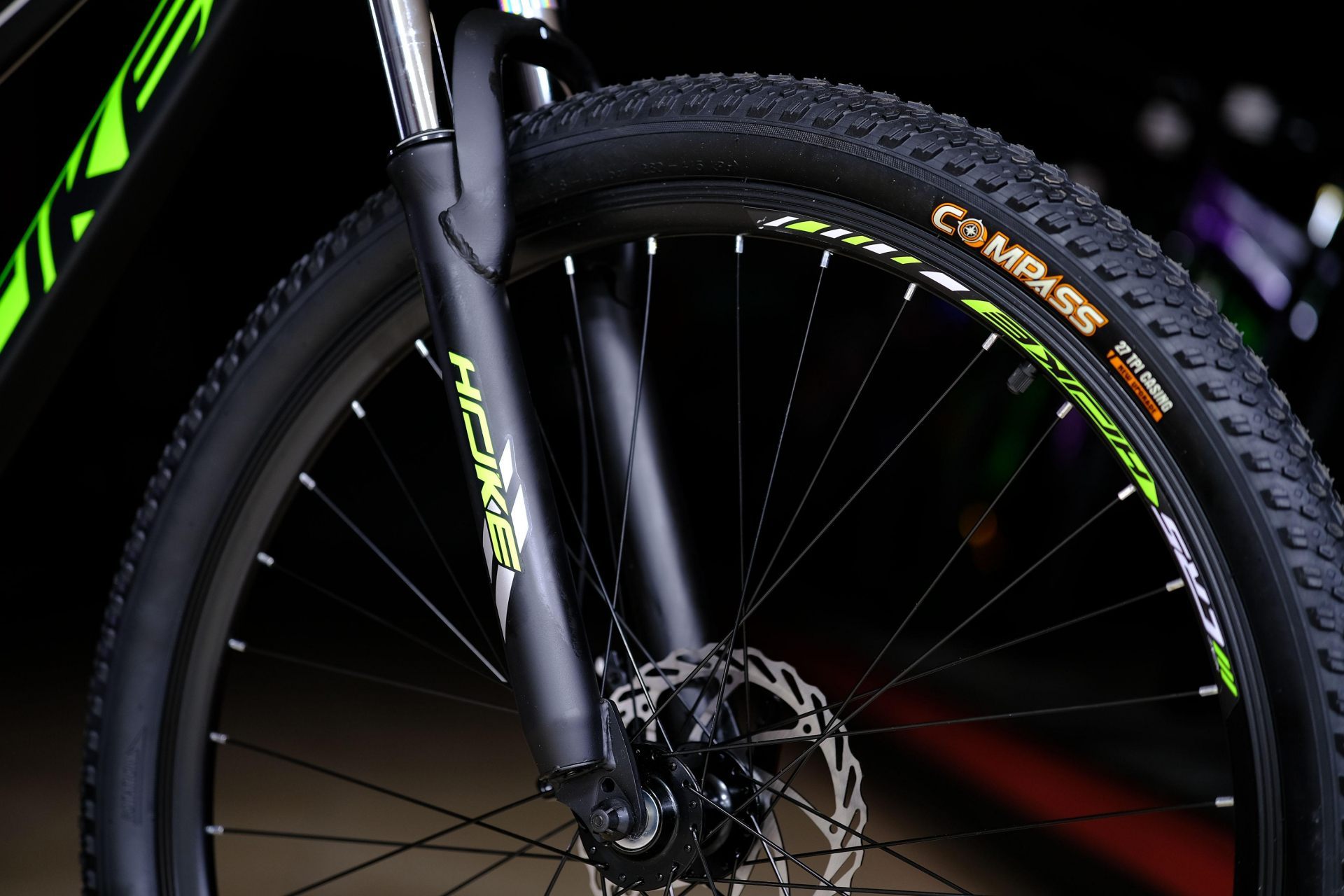 Обод 27.5 двойной, втулки на промподшипниках
 HOKE Shock 27,5 MD матовый чёрный-зелёный 17